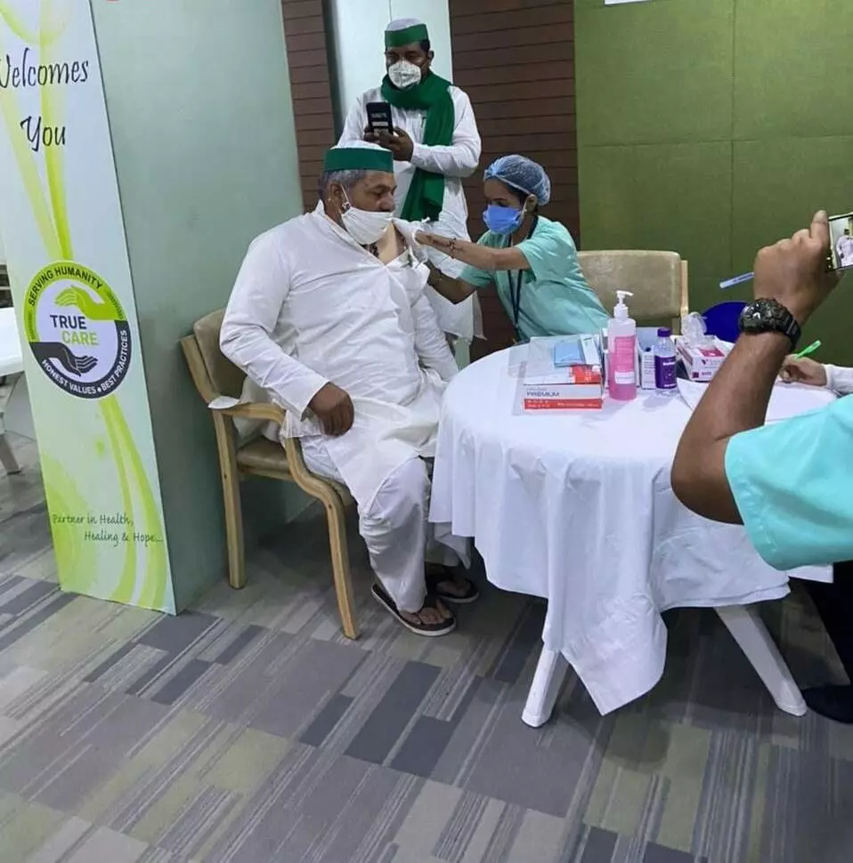 राकेश टिकैत में लगवाई कोरोना वैक्सीन की पहली डोज राकेश टिकैत में लगवाई कोरोना वैक्सीन की पहली डोज
