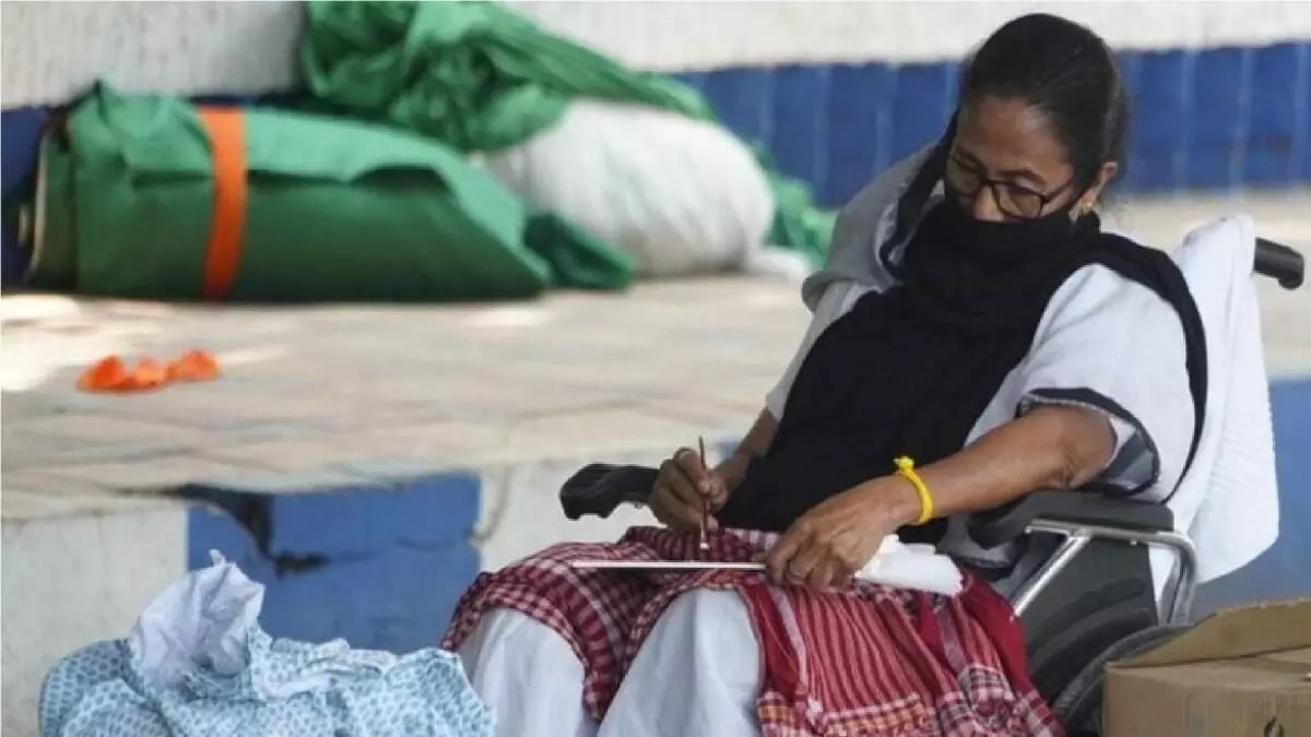 धरने पर बैठी ममता बनर्जी ने बनाई पेंटिंग