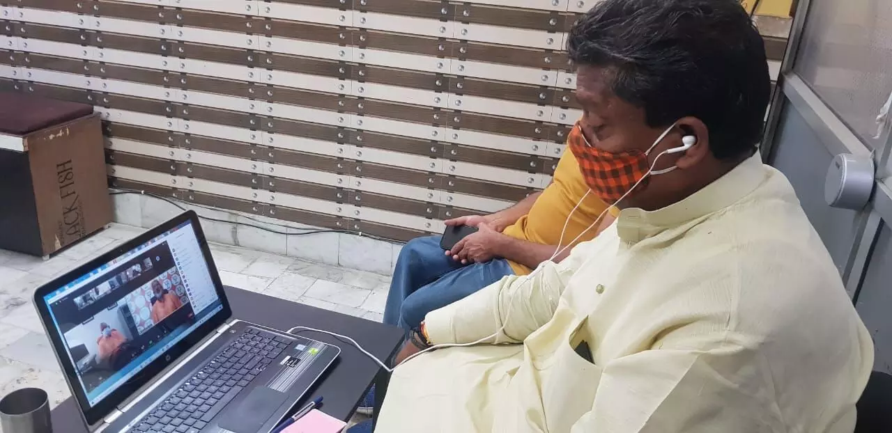 सीएम योगी ने सांसद-विधायकों से की बात