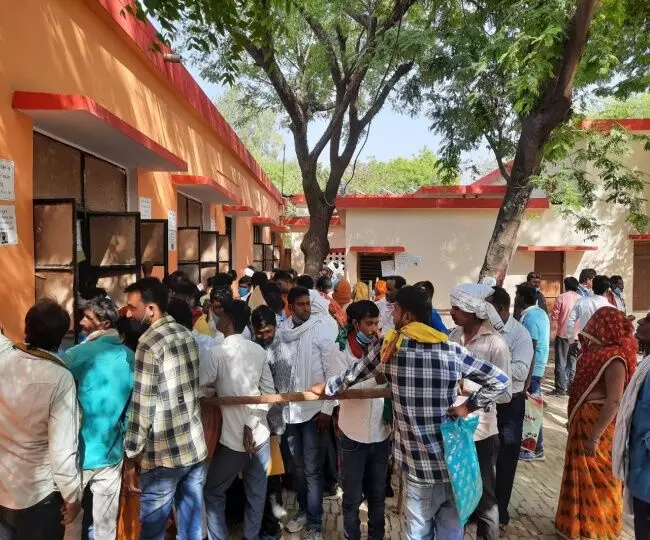कोरोना को लेकर बेपरवाह मतदाता, रामपुर में फर्जी मतदान को लेकर हंगामा कोरोना को लेकर बेपरवाह मतदाता, रामपुर में फर्जी मतदान को लेकर हंगामा