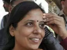 अरविंद केजरीवाल की पत्नी सुनीता कोरोना पॉजिटिव, होम क्वारंटाइन में गए सीएम अरविंद केजरीवाल की पत्नी सुनीता कोरोना पॉजिटिव, होम क्वारंटाइन में गए सीएम