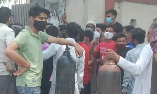 आक्सीजन की लाइन में था बेटा और मां मर गई आक्सीजन की लाइन में था बेटा और मां मर गई