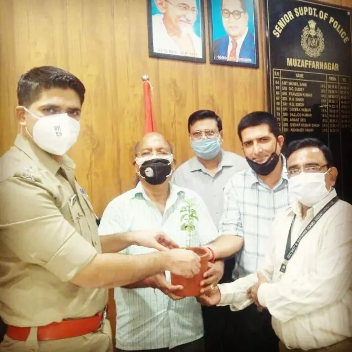 पुलिस प्रशासनिक अधिकारियों को औषधि युक्त पौधों से सम्मानित किया पुलिस प्रशासनिक अधिकारियों को औषधि युक्त पौधों से सम्मानित किया