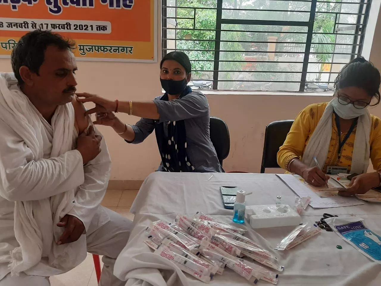 ट्रक चालकों व परिचालकों को लगाए टीके ट्रक चालकों व परिचालकों को लगाए टीके