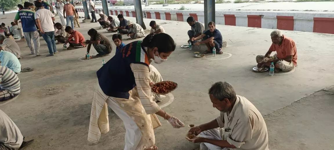 दरिद्र नारायण की सेवा में जुटे समर्पित युवा दरिद्र नारायण की सेवा में जुटे समर्पित युवा