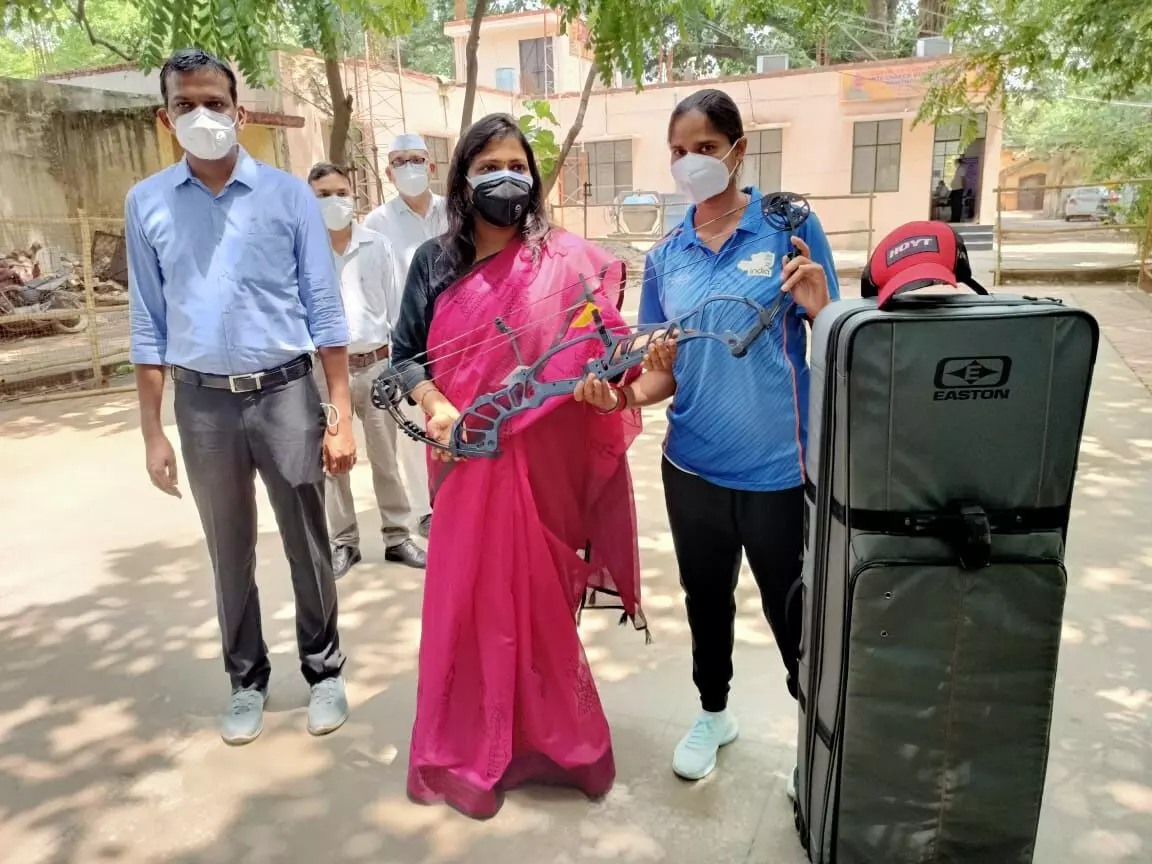 डीएम ने तीरंदाज ज्योति को भेंट किया चार लाख कीमत का धनुष गिफ्ट डीएम ने तीरंदाज ज्योति को भेंट किया चार लाख कीमत का धनुष गिफ्ट