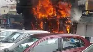 दिल्ली के लाजपत नगर में कपड़े के शोरूम में भीषण आग