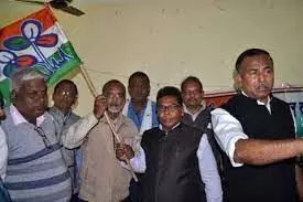 टीएमसी में शामिल हुए भाजपा के एक जिलाध्यक्ष टीएमसी में शामिल हुए भाजपा के एक जिलाध्यक्ष