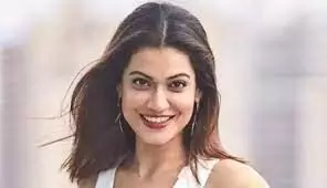 जान से मारने की धमकी देने के आरोप में पायल रोहतगी गिरफ्तार जान से मारने की धमकी देने के आरोप में पायल रोहतगी गिरफ्तार