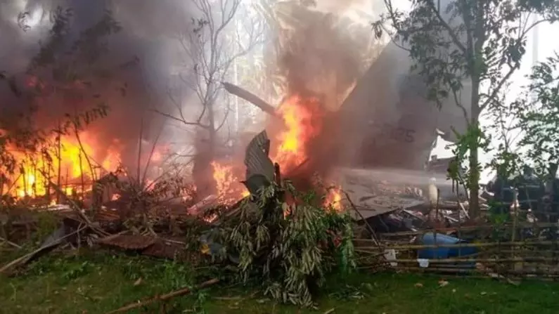 85 यात्रियों समेत सेना का विमान दुर्घटना ग्रस्त 85 यात्रियों समेत सेना का विमान दुर्घटना ग्रस्त