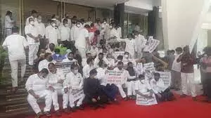 महाराष्ट्र में भाजपा विधायकों ने की समानांतर विधानसभा की बैठक महाराष्ट्र में भाजपा विधायकों ने की समानांतर विधानसभा की बैठक