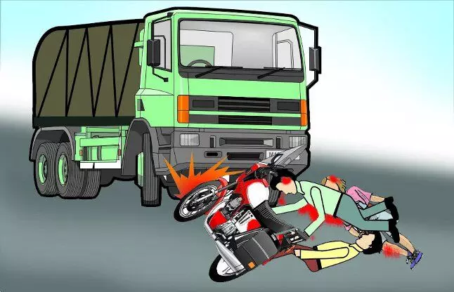 बेकाबू ट्रक की टक्कर से बाइक सवार पति-पत्नी और बेटी की मौत