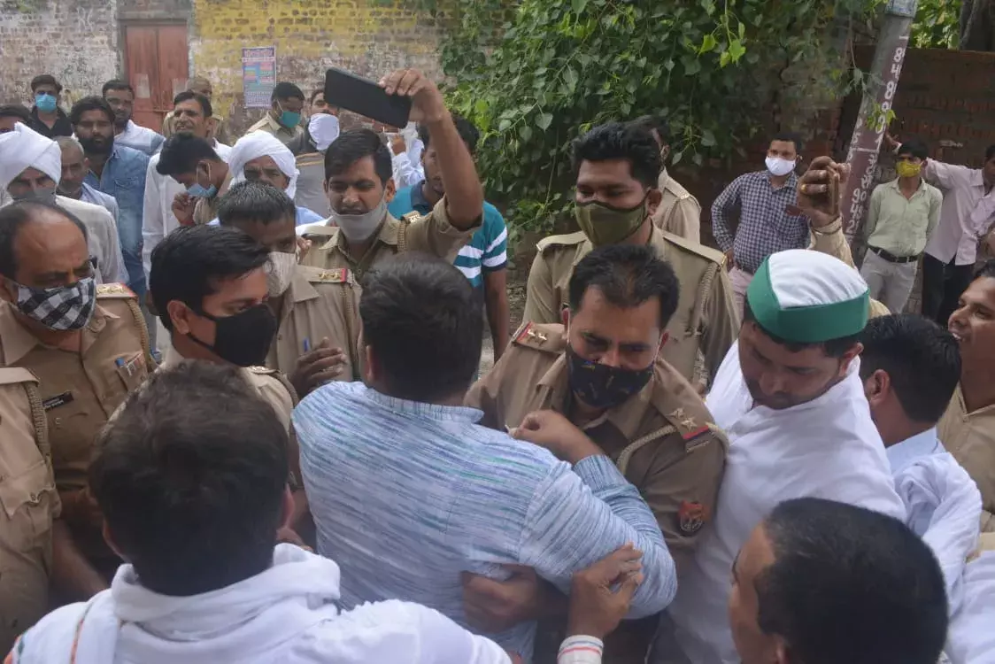 प्रदूषण विभाग में जबरन कब्जा व मारपीट पर पुलिस ने किया लाठीचार्ज प्रदूषण विभाग में जबरन कब्जा व मारपीट पर पुलिस ने किया लाठीचार्ज