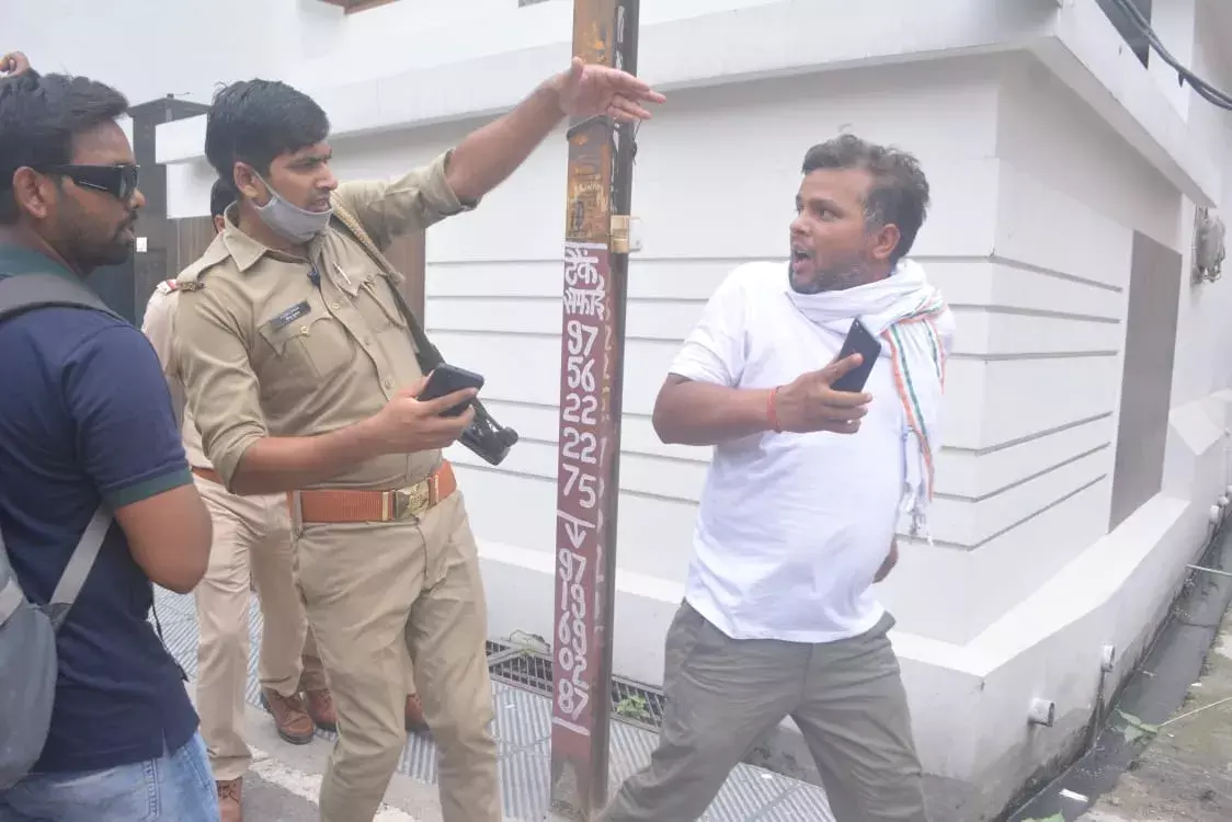 प्रदूषण विभाग में जबरन कब्जा व मारपीट पर पुलिस ने किया लाठीचार्ज प्रदूषण विभाग में जबरन कब्जा व मारपीट पर पुलिस ने किया लाठीचार्ज