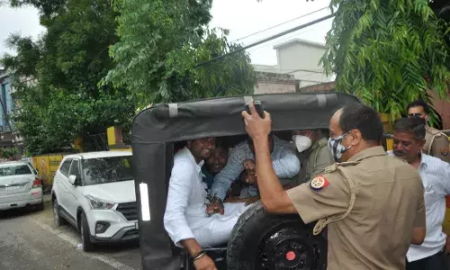 प्रदूषण विभाग में जबरन कब्जा व मारपीट पर पुलिस ने किया लाठीचार्ज प्रदूषण विभाग में जबरन कब्जा व मारपीट पर पुलिस ने किया लाठीचार्ज