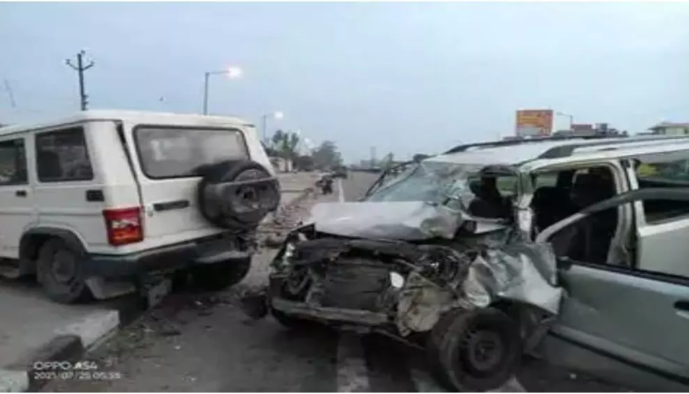 हरिद्वार जा रहे दोस्तों की कार बुलेरे से भिड़ी, 5 घायल हरिद्वार जा रहे दोस्तों की कार बुलेरे से भिड़ी, 5 घायल
