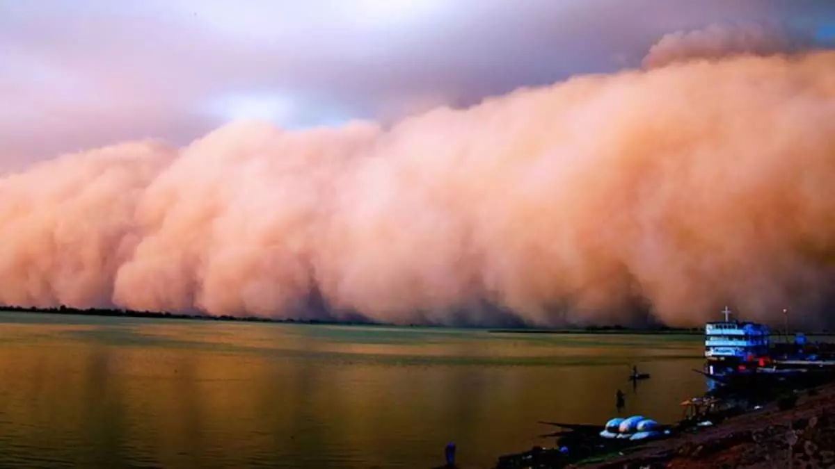 अमेरिका मे रेतीले तूफान में 20 गाड़ियां टकराई, 7 की मौत