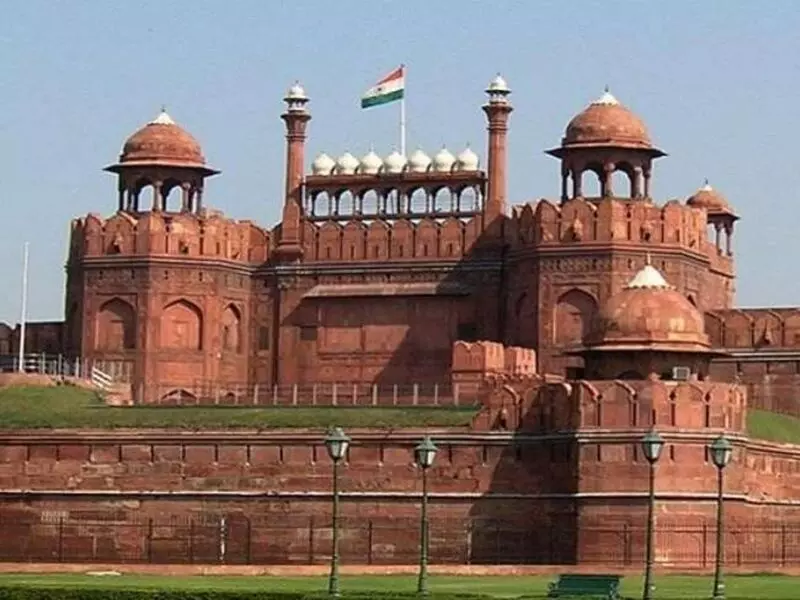 लाल किले पर ड्रोन उड़ने से मचा हड़कंप, सुरक्षा पर उठे सवाल लाल किले पर ड्रोन उड़ने से मचा हड़कंप, सुरक्षा पर उठे सवाल