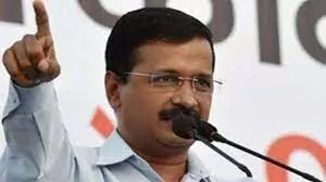 दुष्कर्म पीड़िता के मामले में सियासत, भाषण देते वक्त मंच से गिरे केजरीवाल दुष्कर्म पीड़िता के मामले में सियासत, भाषण देते वक्त मंच से गिरे केजरीवाल