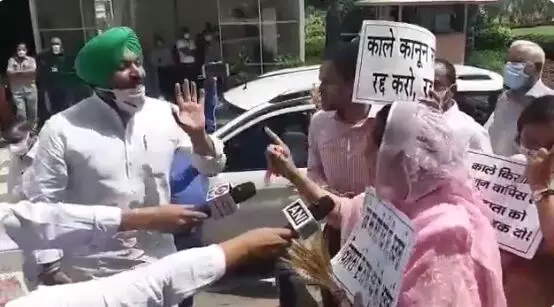मंत्री रहते कृषि कानून पास कराए, अब ड्रामा कर रही हो- हरसिमरत कौर से भिड़े कांग्रेस सांसद मंत्री रहते कृषि कानून पास कराए, अब ड्रामा कर रही हो- हरसिमरत कौर से भिड़े कांग्रेस सांसद