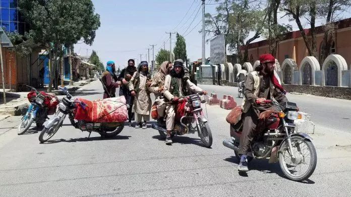 अफगान प्रदर्शनकारियों पर पाकिस्तानी सेना ने दागे आंसू गैस के गोले अफगान प्रदर्शनकारियों पर पाकिस्तानी सेना ने दागे आंसू गैस के गोले