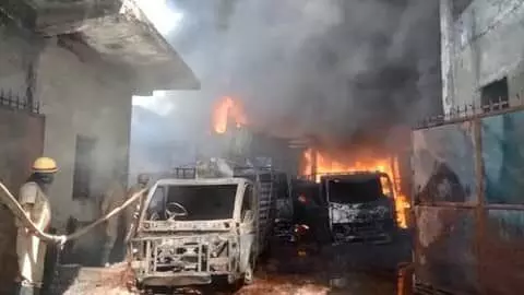 कैमीकल ड्रमों में आग से राख हो गई फैक्ट्री कैमीकल ड्रमों में आग से राख हो गई फैक्ट्री