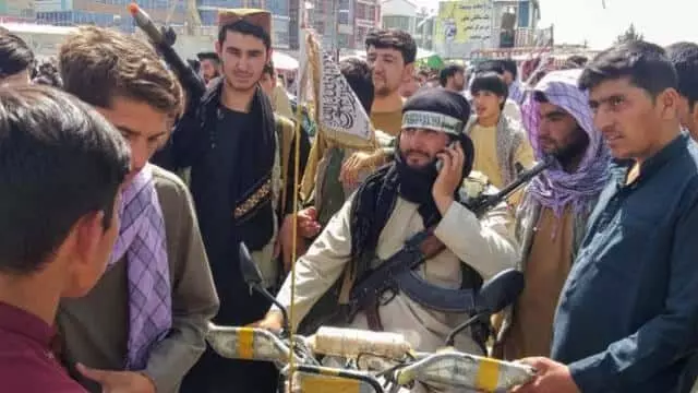 फंसे भारतीयों को निकालने के लिए काबुल पहुंचा भारतीय विमान फंसे भारतीयों को निकालने के लिए काबुल पहुंचा भारतीय विमान