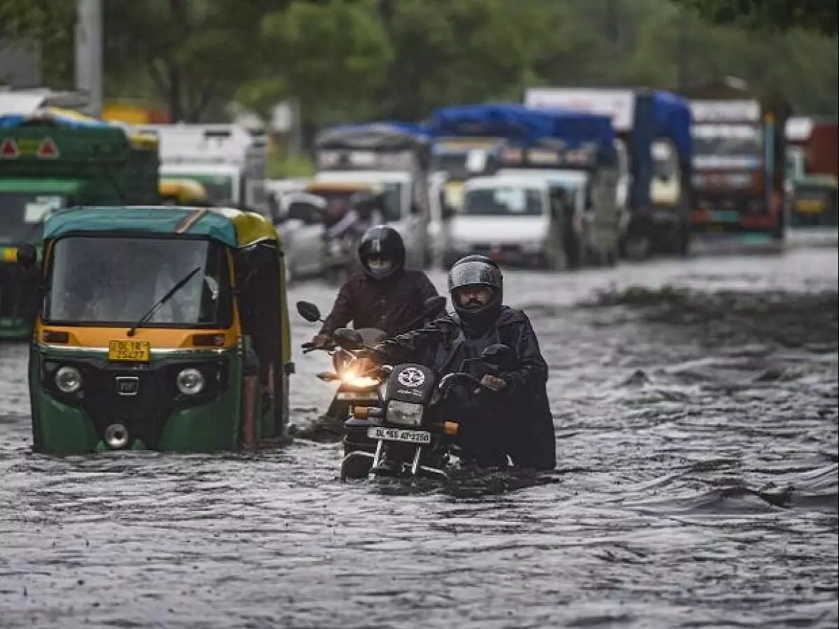 138.8 मिमी रिकार्ड बारिश के चलते दिल्ली पानी-पानी, यातायात बुरी तरह प्रभावित 138.8 मिमी रिकार्ड बारिश के चलते दिल्ली पानी-पानी, यातायात बुरी तरह प्रभावित