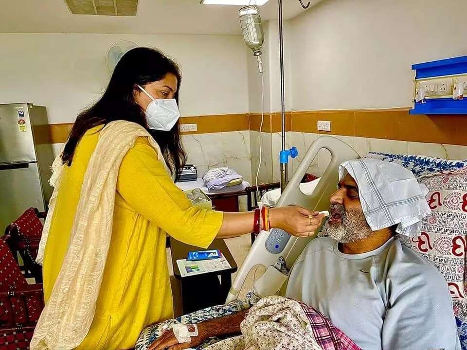 स्मृति ईरानी ने अस्पताल जाकर बांधी डॉ संजीव बालियान को राखी