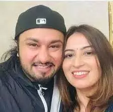 कोर्ट ने पेश ना होने पर लगाई हनी सिंह को कडी फटकार कोर्ट ने पेश ना होने पर लगाई हनी सिंह को कडी फटकार