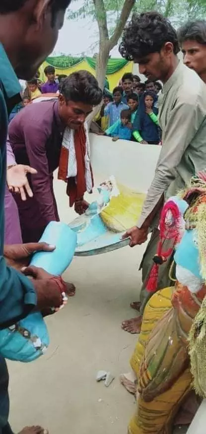 श्रीकृष्ण जन्माष्टमी मनाते मंदिर टूट पडी कट्टर पंथियों की भीड, जमकर तोडफोड श्रीकृष्ण जन्माष्टमी मनाते मंदिर टूट पडी कट्टर पंथियों की भीड, जमकर तोडफोड