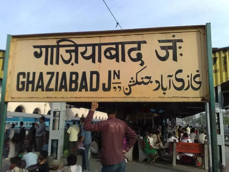 बुजुर्ग दंपती से पांच लाख की लूट के बाद पैर छूकर बोलेः छह महीने में लौटा देंगे