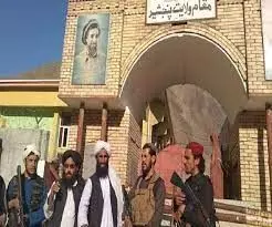 पंजशीर में गवर्नर हाउस पर तालिबानी झंडा फहराया पंजशीर में गवर्नर हाउस पर तालिबानी झंडा फहराया
