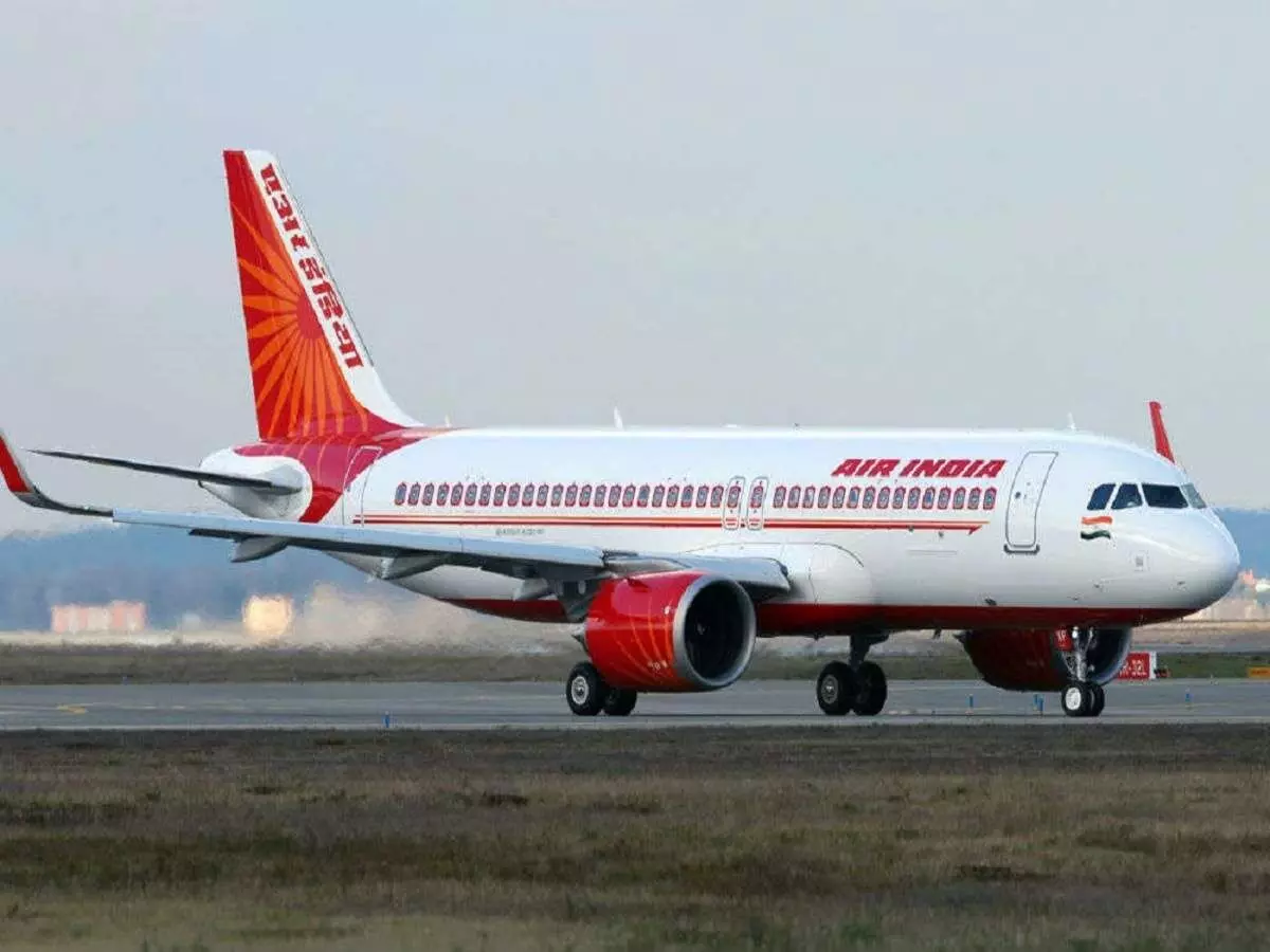 पक्षी के टकराने के बाद रोका विमान, केंद्रीय मंत्री भी थीं सवार पक्षी के टकराने के बाद रोका विमान, केंद्रीय मंत्री भी थीं सवार