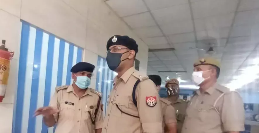 बाला जी चौके पर बैंक के गार्ड की बंदूक से चली गोली, कई लोग घायल बाला जी चौके पर बैंक के गार्ड की बंदूक से चली गोली, कई लोग घायल