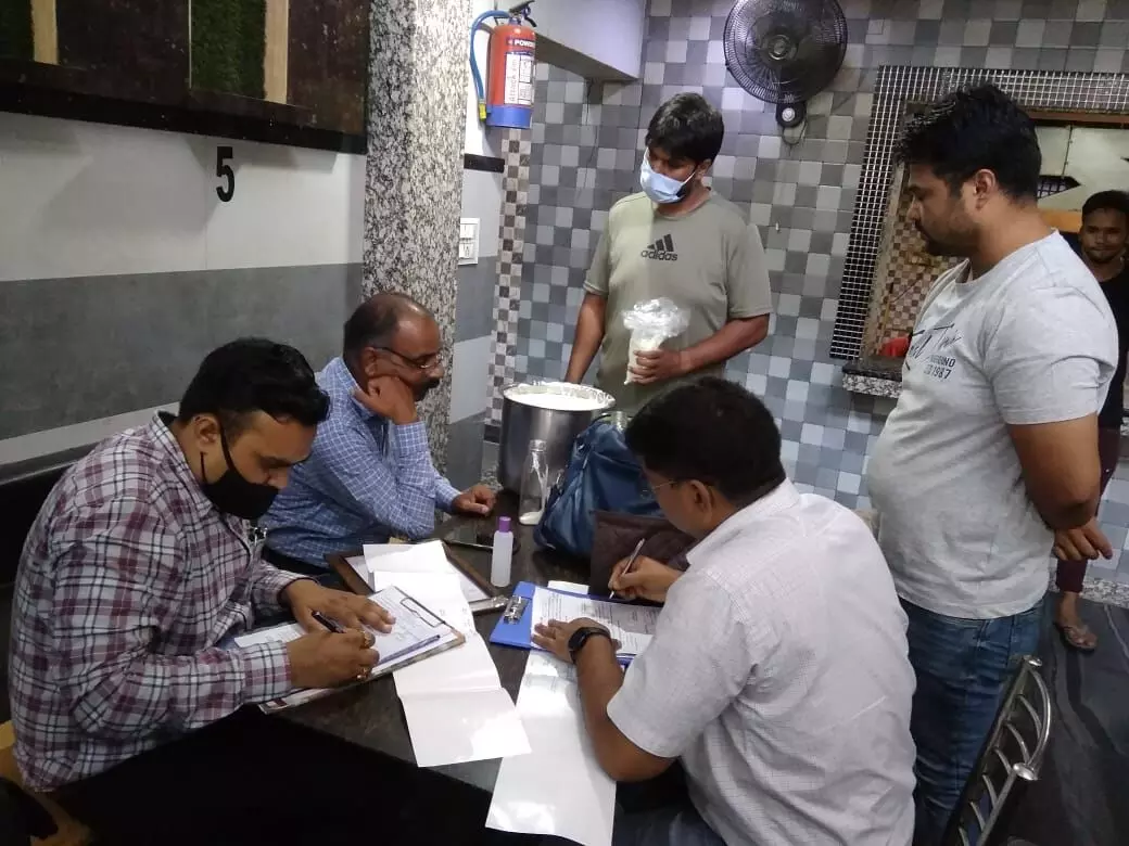 मीनाक्षी चौक के होटल का खाना खाकर 7 बीमार, छापे मारी कर लिए दो सैंपल मीनाक्षी चौक के होटल का खाना खाकर 7 बीमार, छापे मारी कर लिए दो सैंपल