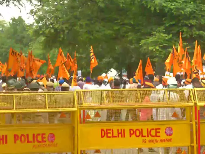 दिल्ली में अकाली दल के प्रदर्शन के चलते बॉर्डर सील, 2 मेट्रो स्टेशनों के गेट बंद दिल्ली में अकाली दल के प्रदर्शन के चलते बॉर्डर सील, 2 मेट्रो स्टेशनों के गेट बंद
