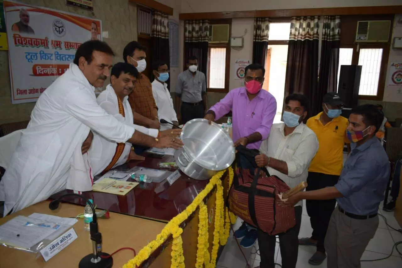 विश्वकर्मा श्रम सम्मान योजनांतर्गत टूलकिट एवम् प्रधानमंत्री मुद्रा योजना ऋण वितरण विश्वकर्मा श्रम सम्मान योजनांतर्गत टूलकिट एवम् प्रधानमंत्री मुद्रा योजना ऋण वितरण