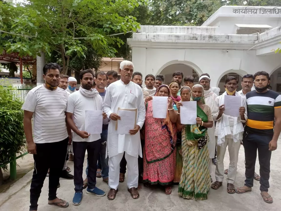 मंगल पैंठ का ठेका ना छोडने की मांग मंगल पैंठ का ठेका ना छोडने की मांग