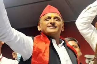 ईवीएम और डीएम से सावधान रहें : अखिलेश ईवीएम और डीएम से सावधान रहें : अखिलेश