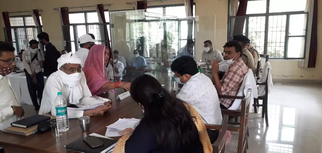 डीएम चंद्रभूषण सिंह ने खतौली में सुनी जन समस्याएं डीएम चंद्रभूषण सिंह ने खतौली में सुनी जन समस्याएं
