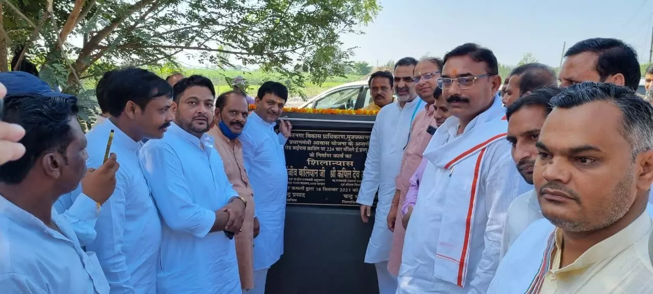 शहर में गरीबोें के लिए बनेंगे 224 फ्लैट का डॉ संजीव बालियान व कपिलदेव अग्रवाल ने किया शिलान्यास शहर में गरीबोें के लिए बनेंगे 224 फ्लैट का डॉ संजीव बालियान व कपिलदेव अग्रवाल ने किया शिलान्यास