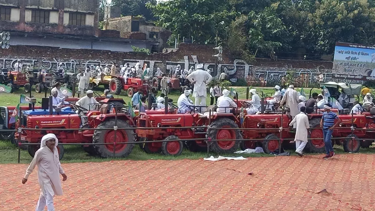 जीआईसी मैदान में किसान शक्ति के प्रदर्शन के लिए लगी ट्रैक्टरों की कतार जीआईसी मैदान में किसान शक्ति के प्रदर्शन के लिए लगी ट्रैक्टरों की कतार