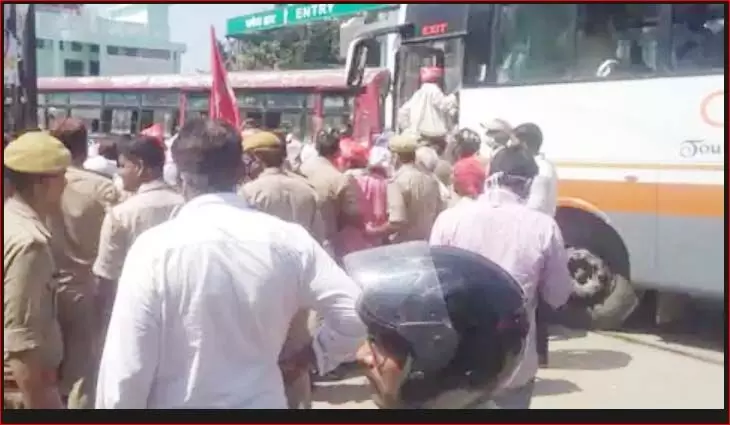किसान नेताओं को गाजीपुर में हिरासत में बस से पुलिस लाइन भेजा