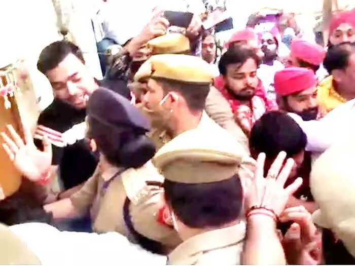 अखिलेश के पहुंचते ही मनीष गुप्ता के घर पर बवाल अखिलेश के पहुंचते ही मनीष गुप्ता के घर पर बवाल