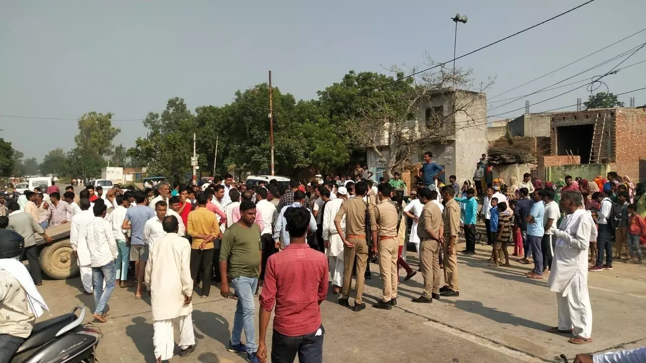 साइकिल सवार को कार ने कुचला, ग्रामीणों ने लगाया जाम साइकिल सवार को कार ने कुचला, ग्रामीणों ने लगाया जाम