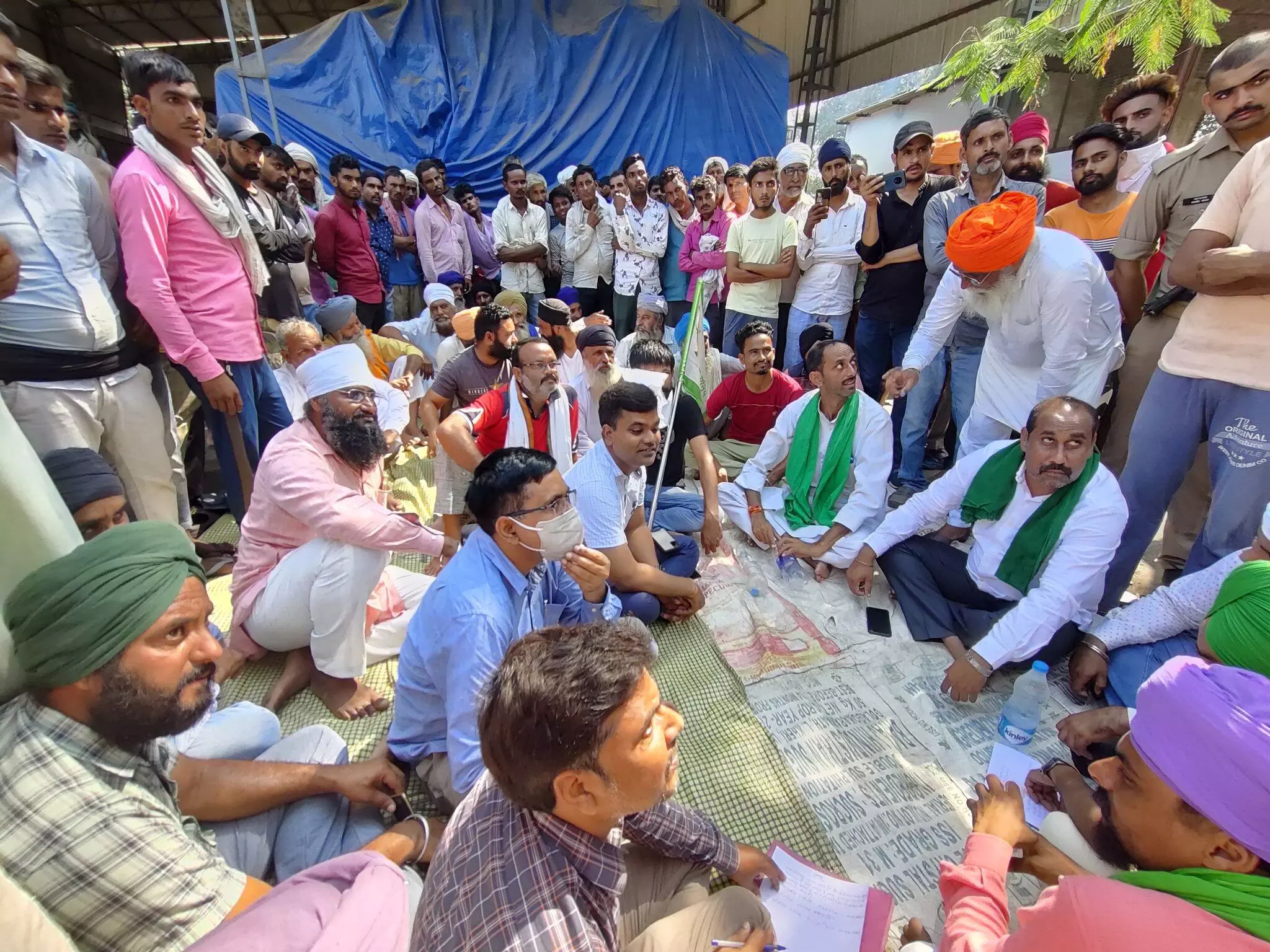 शिव राइस मील अलीगंज पर भाकियू का धरना शिव राइस मील अलीगंज पर भाकियू का धरना