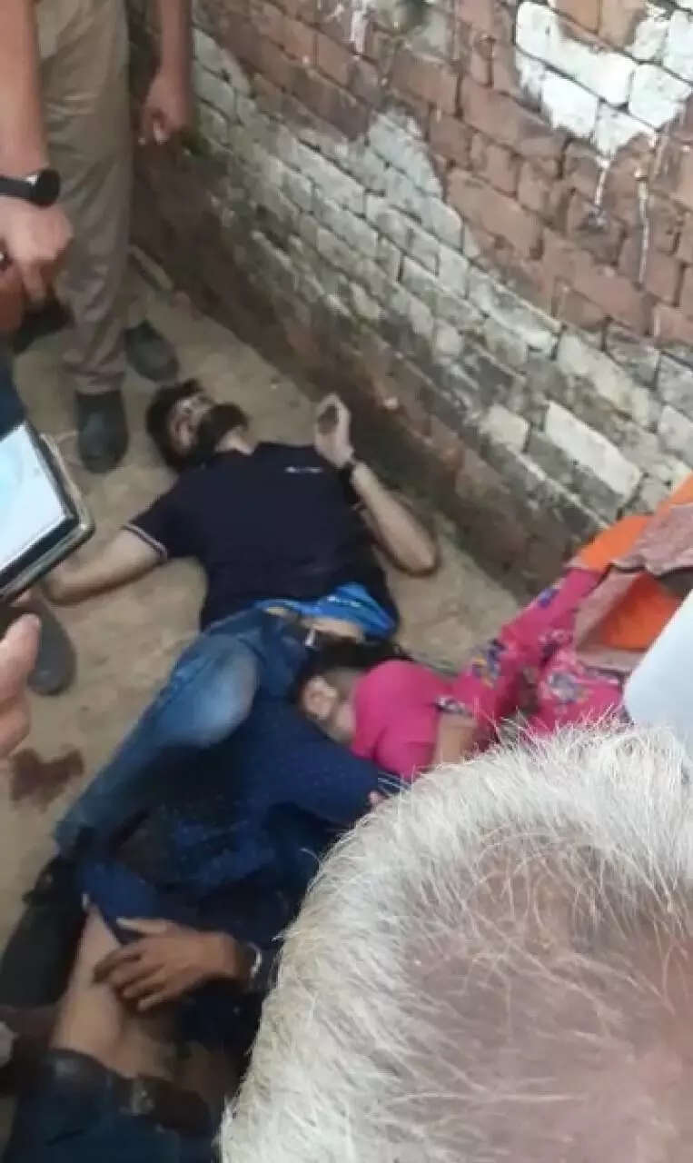 शाहपुर थाना क्षेत्र के गांव दुलहेरा में दो युवको का गोली लगा शव मिलने से मचा हडकंप शाहपुर थाना क्षेत्र के गांव दुलहेरा में दो युवको का गोली लगा शव मिलने से मचा हडकंप
