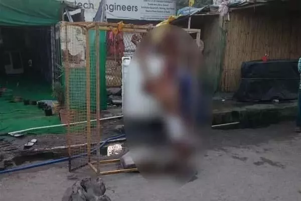 कुंडली बार्डर पर युवक की हत्या, हाथ काटे, बैरिकेड पर लटकाया, निहंगों का हंगामा कुंडली बार्डर पर युवक की हत्या, हाथ काटे, बैरिकेड पर लटकाया, निहंगों का हंगामा