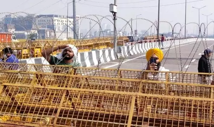 कृषि कानूनों का विरोधः गाजीपुर बॉर्डर से पुलिस ने बेरिकेटिंग हटाई, एनएच-9 और दिल्ली से मेरठ जाने के लिए रास्ते खुले कृषि कानूनों का विरोधः गाजीपुर बॉर्डर से पुलिस ने बेरिकेटिंग हटाई, एनएच-9 और दिल्ली से मेरठ जाने के लिए रास्ते खुले